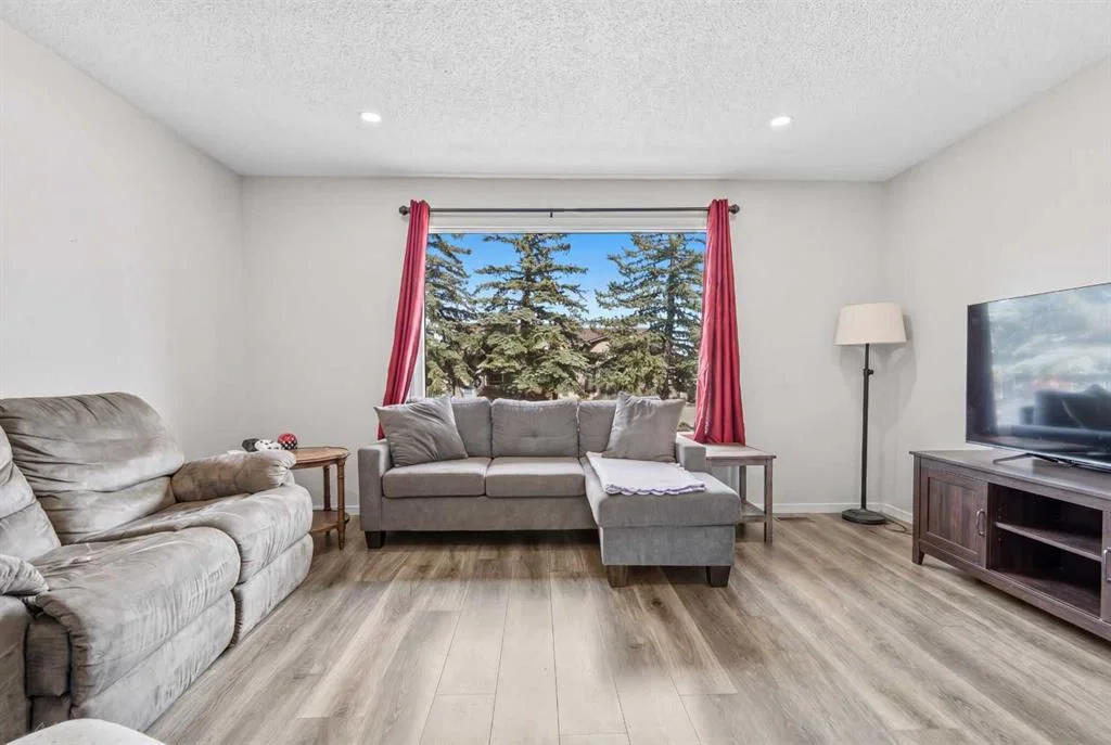 84 Falconridge Place NE, Calgary — photo 4 of 36