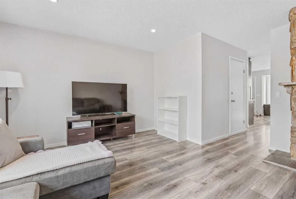 84 Falconridge Place NE, Calgary — photo 5 of 36