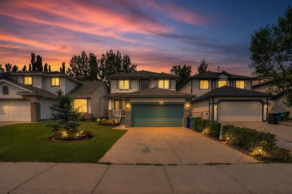 332 Harvest Hills Drive NE, Calgary — photo 2 of 26