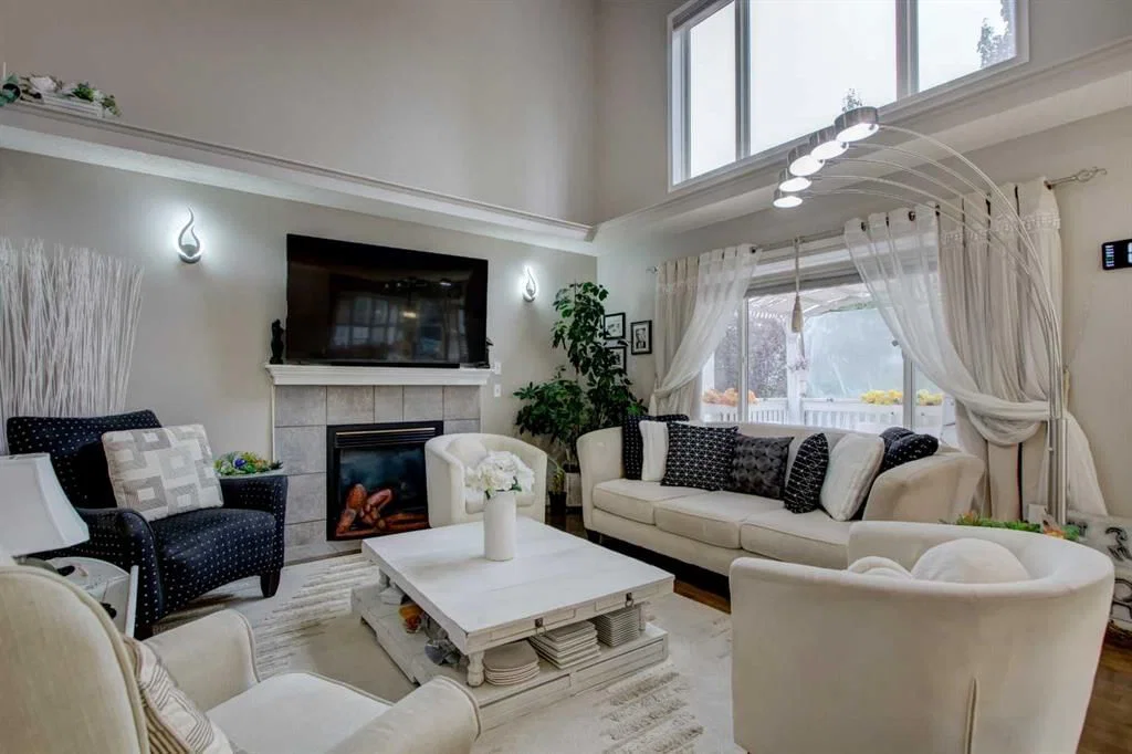 1121 Sierra Morena Court SW, Calgary — photo 4 of 35