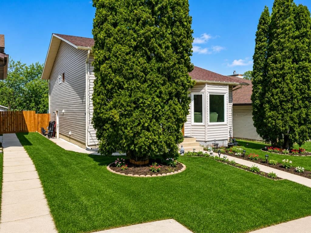 203 Shawglen Road SW, Calgary — photo 3 of 44