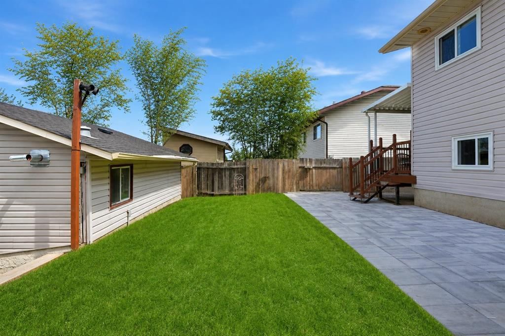 203 Shawglen Road SW, Calgary — photo 4 of 44