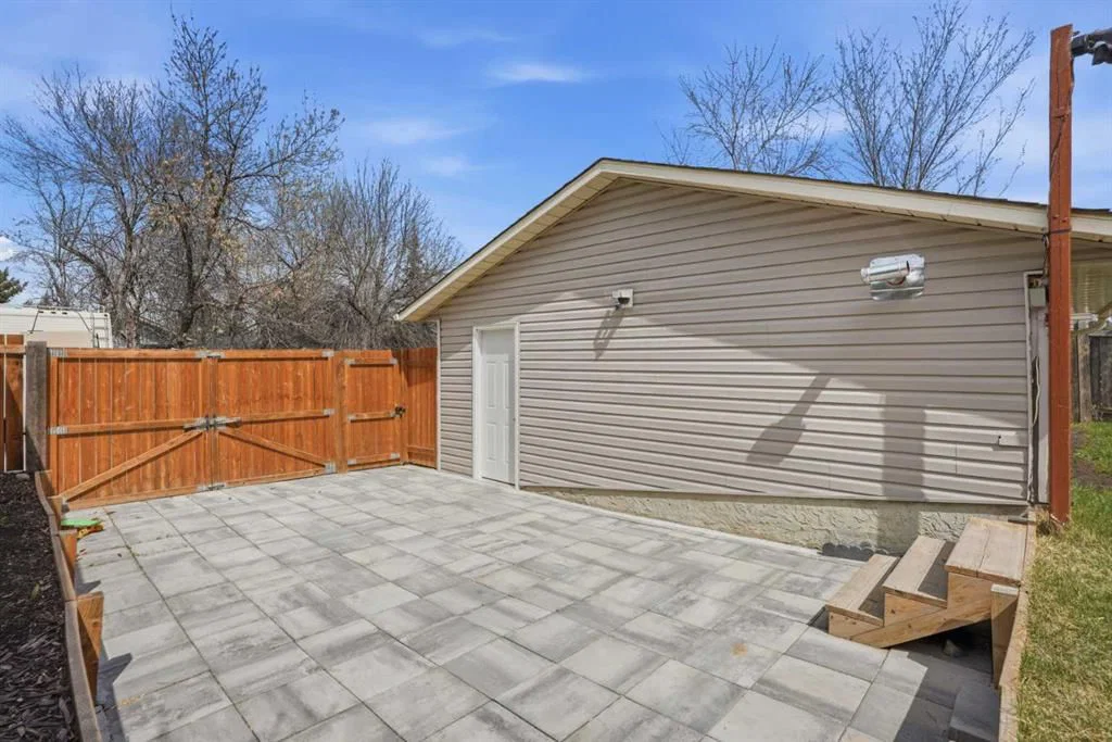 203 Shawglen Road SW, Calgary — photo 5 of 44
