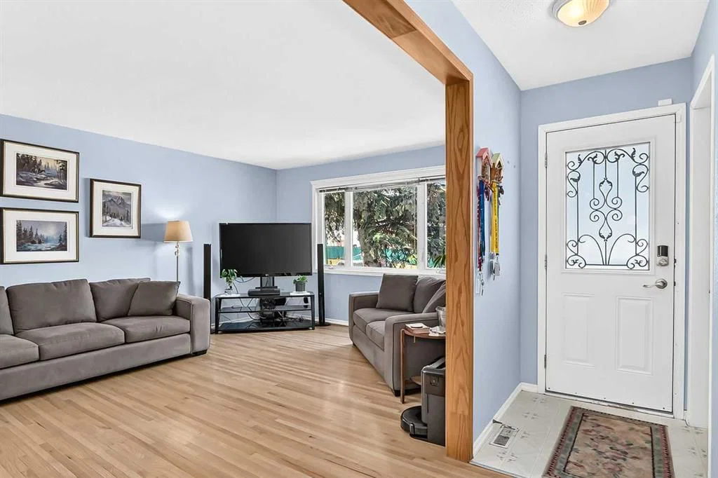 7828 10 Street NW, Calgary — photo 3 of 48