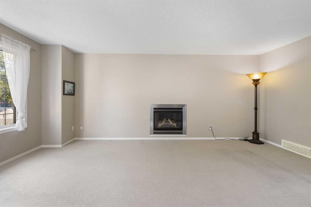 49 Evermeadow Manor SW, Calgary — photo 4 of 44