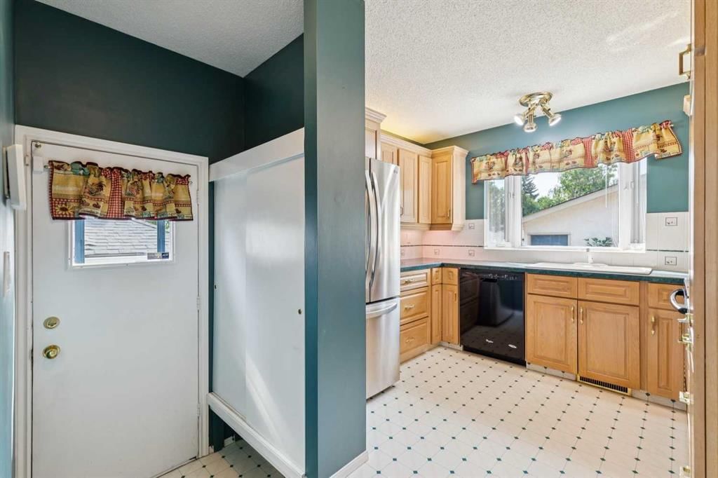 567 Parkridge Drive SE, Calgary — photo 5 of 19