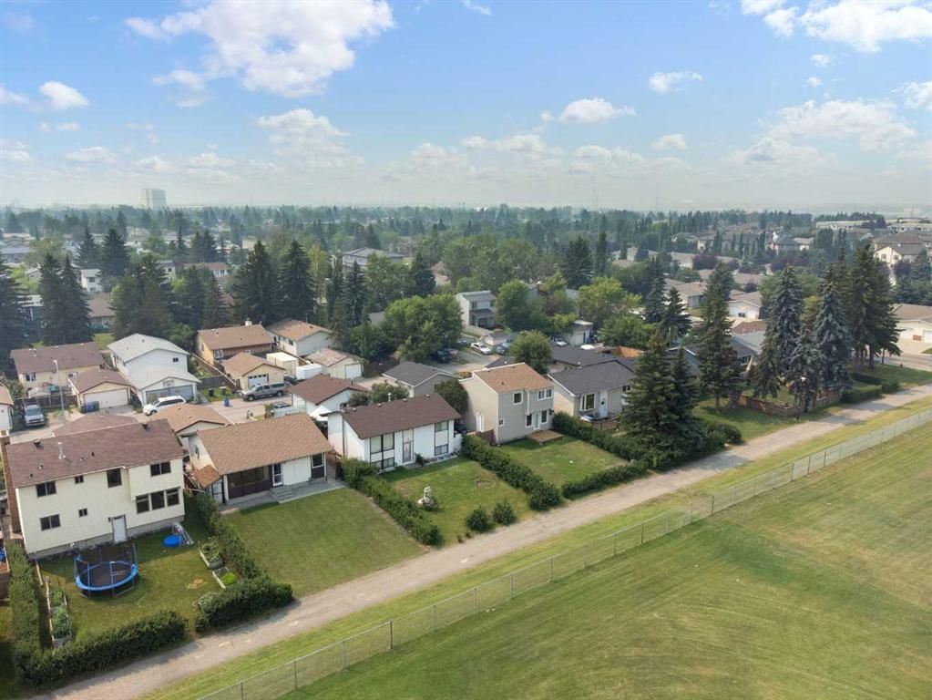 3032 32A Avenue SE, Calgary — photo 3 of 39