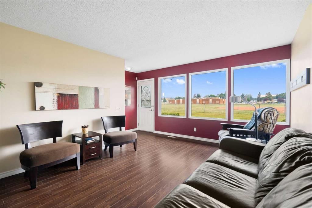 3032 32A Avenue SE, Calgary — photo 5 of 39