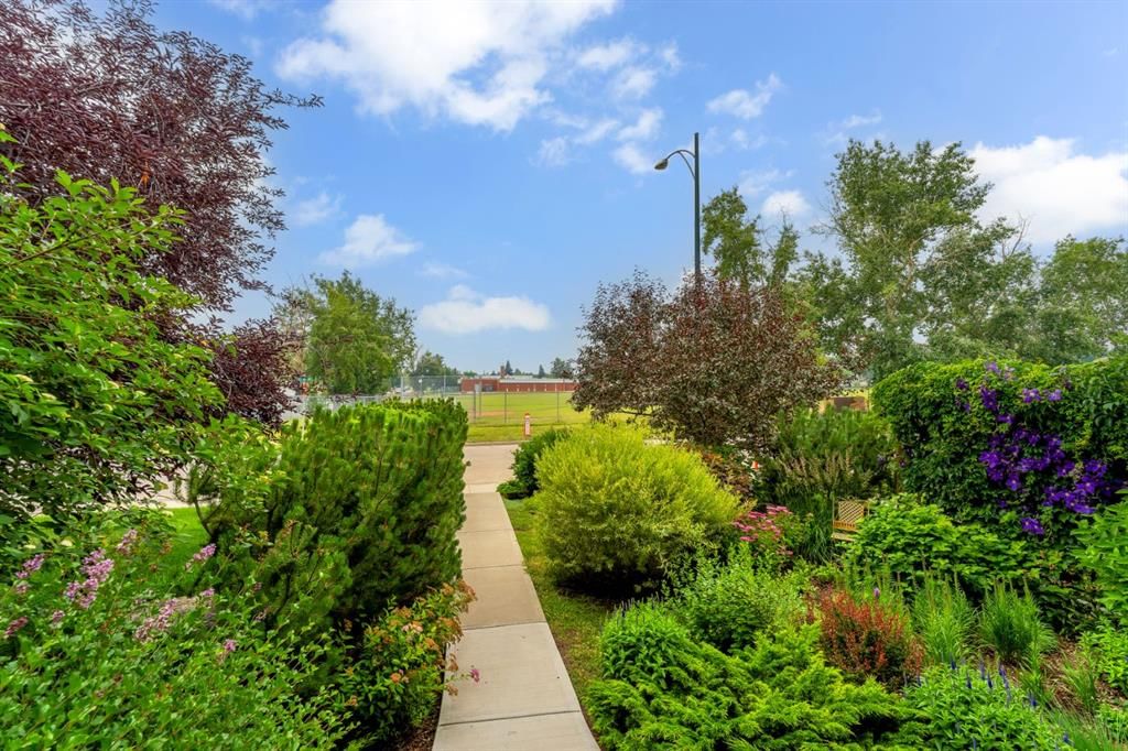 2104 23 Avenue NW, Calgary — photo 4 of 41