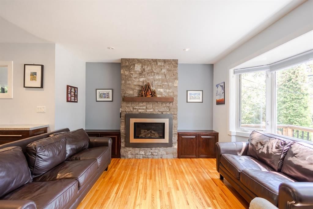 7904 48 Avenue NW, Calgary — photo 3 of 28