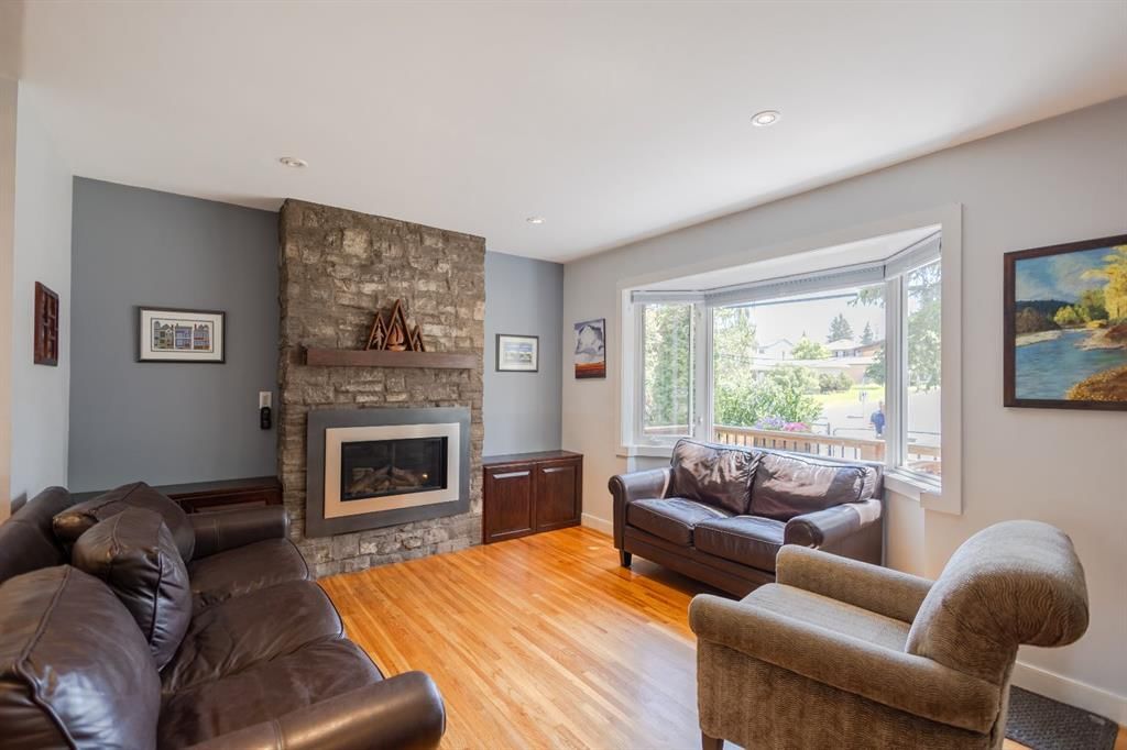 7904 48 Avenue NW, Calgary — photo 4 of 28
