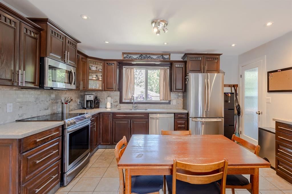 7904 48 Avenue NW, Calgary — photo 5 of 28