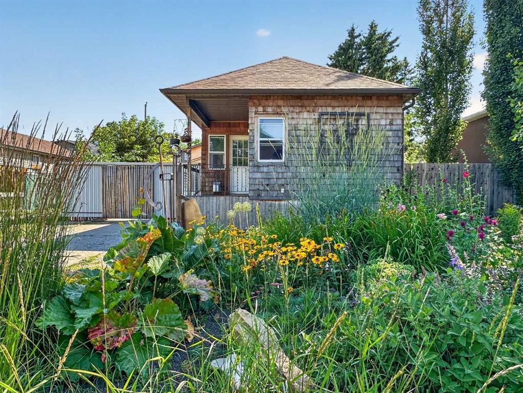 241 25 Avenue NE, Calgary — photo 2 of 38
