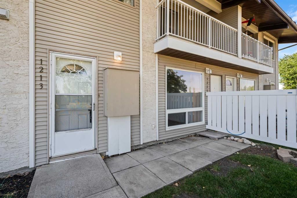 1213, 200 Brookpark Drive SW, Calgary — photo 3 of 25