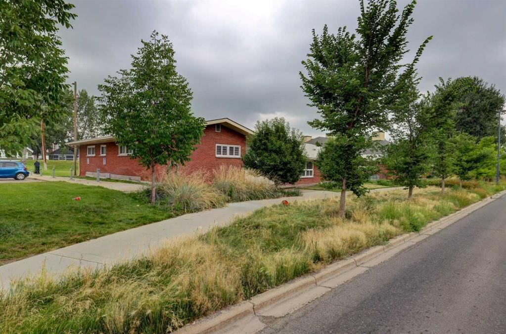 3060 17 Avenue SW, Calgary — main listing photo
