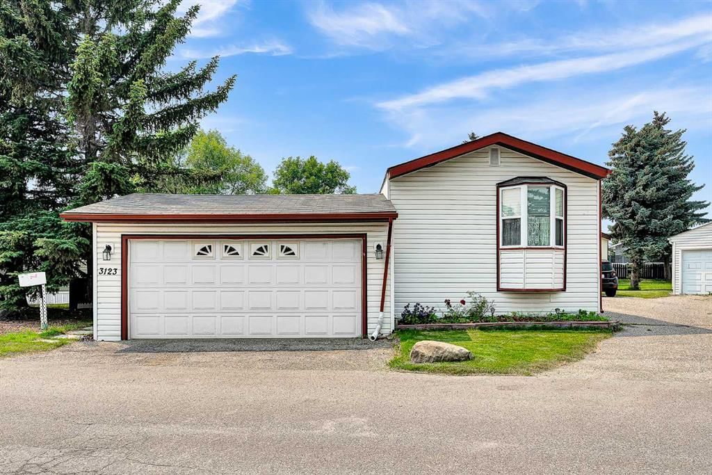 3123 Burroughs Manor NE, Calgary — photo 2 of 35