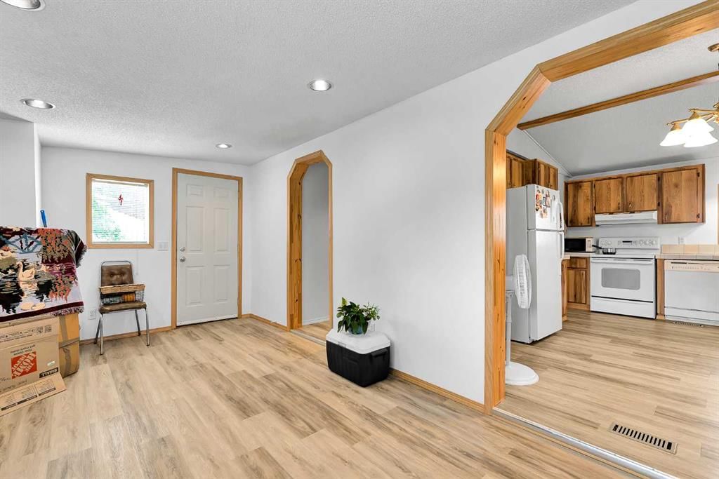 3123 Burroughs Manor NE, Calgary — photo 4 of 35