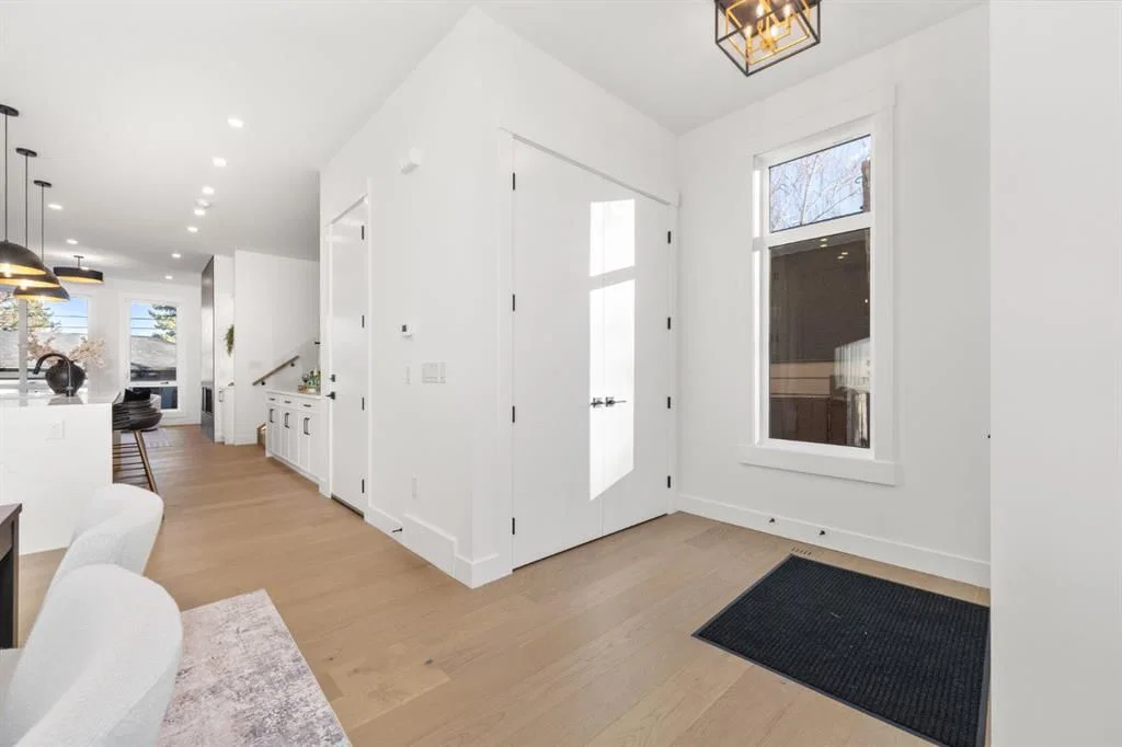 1444 43 Street SW, Calgary — photo 3 of 32