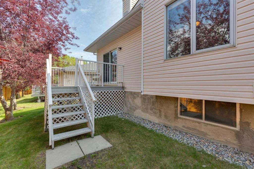 134 Hawkstone Manor NW, Calgary — photo 4 of 28