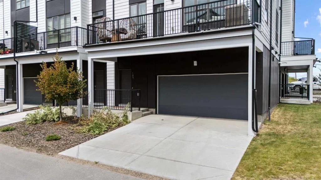 105 Sovereign Common SW, Calgary — photo 3 of 40