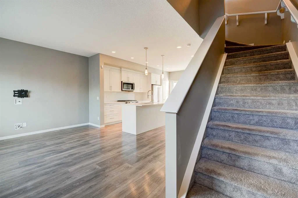 198 Masters Avenue SE, Calgary — photo 2 of 37