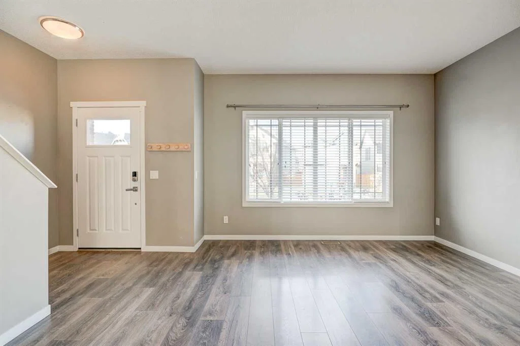 198 Masters Avenue SE, Calgary — photo 3 of 37