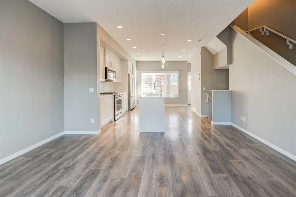 198 Masters Avenue SE, Calgary — photo 5 of 37