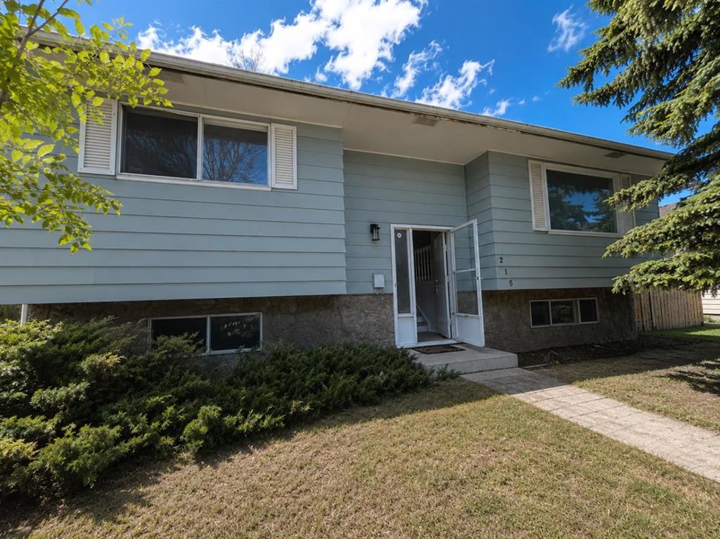 215 Penbrooke Way SE, Calgary — photo 2 of 30