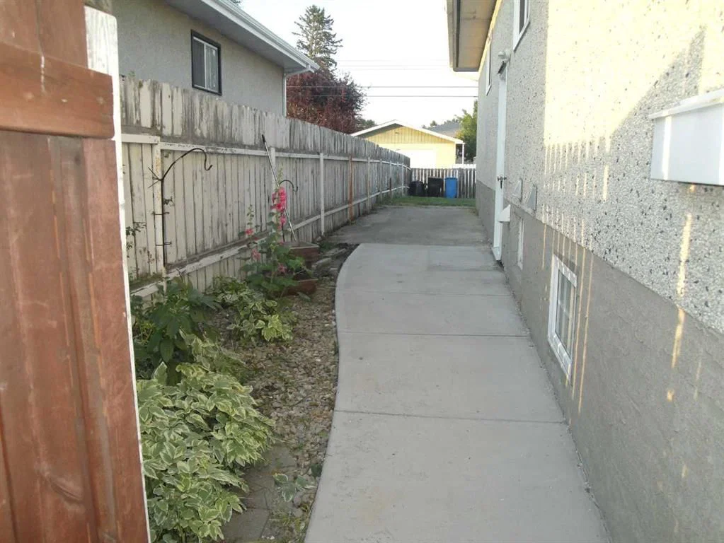 31 Huntford Road NE, Calgary — photo 2 of 38