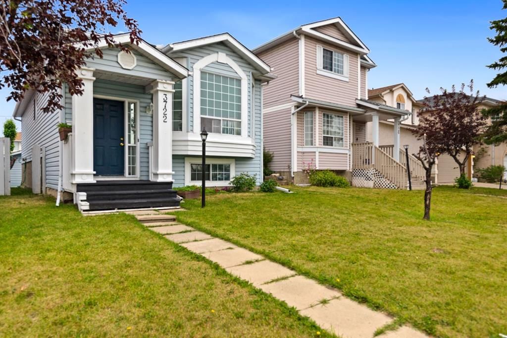 3722 Catalina Boulevard, Calgary — photo 2 of 33