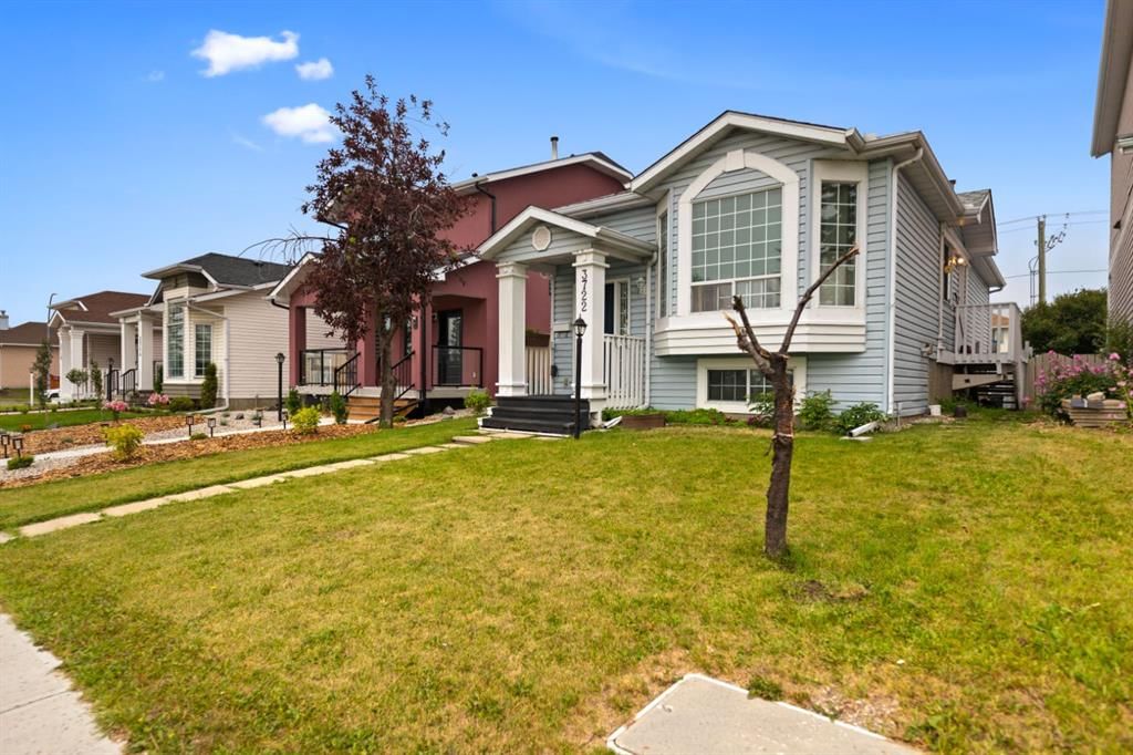 3722 Catalina Boulevard, Calgary — photo 3 of 33