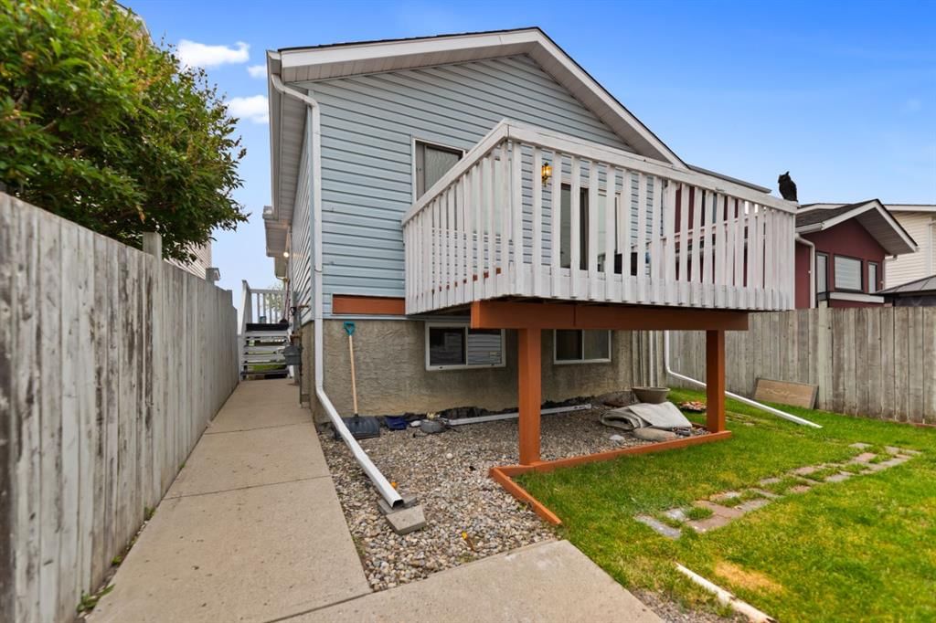 3722 Catalina Boulevard, Calgary — photo 5 of 33