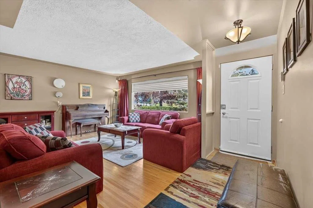 7536 Fleetwood Drive SE, Calgary — photo 3 of 30