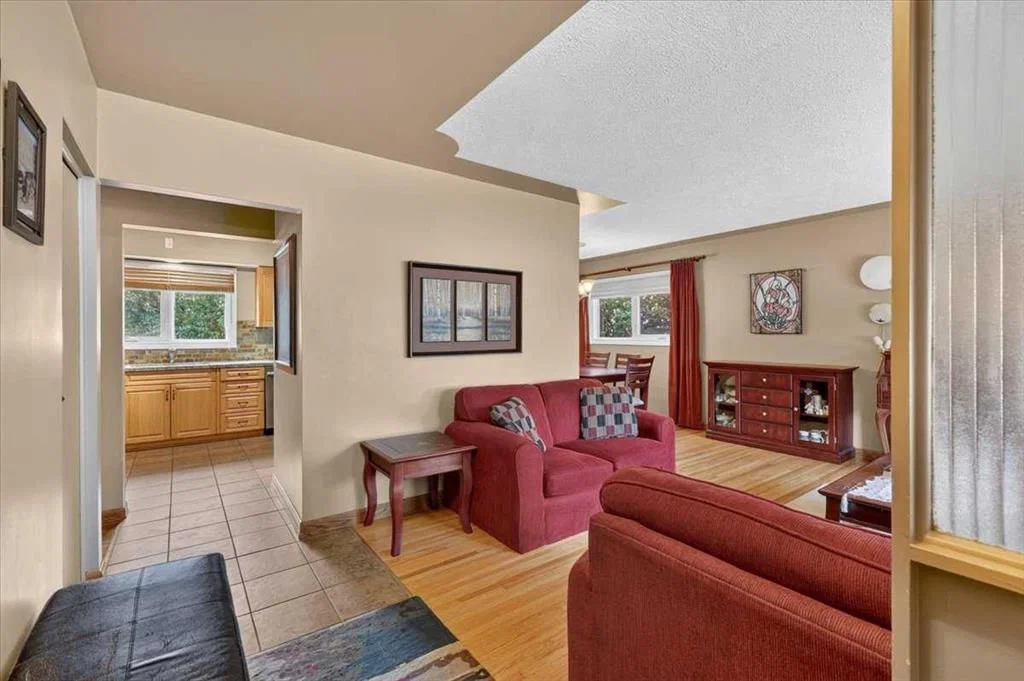7536 Fleetwood Drive SE, Calgary — photo 4 of 30