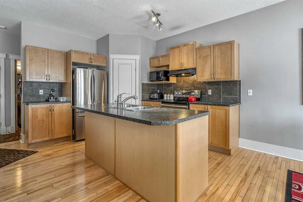 177 Cougartown Circle SW, Calgary — photo 2 of 33