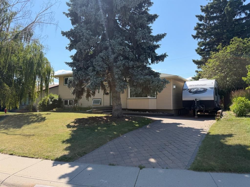 6407 Lombardy Crescent SW, Calgary — photo 2 of 44