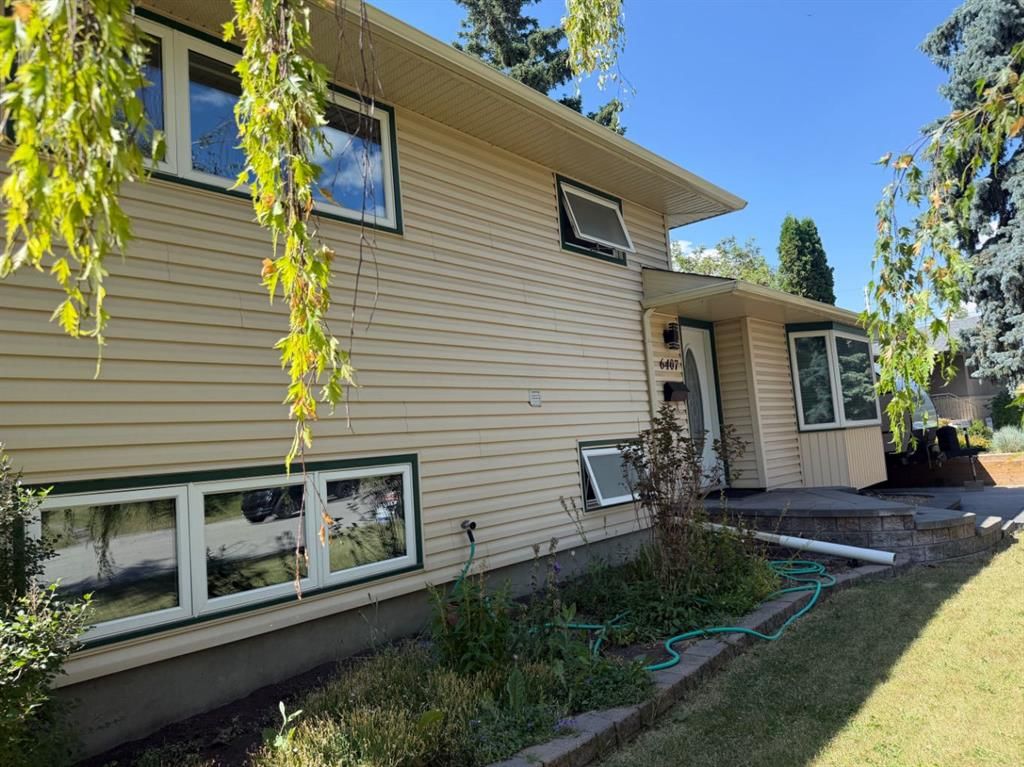 6407 Lombardy Crescent SW, Calgary — photo 4 of 44