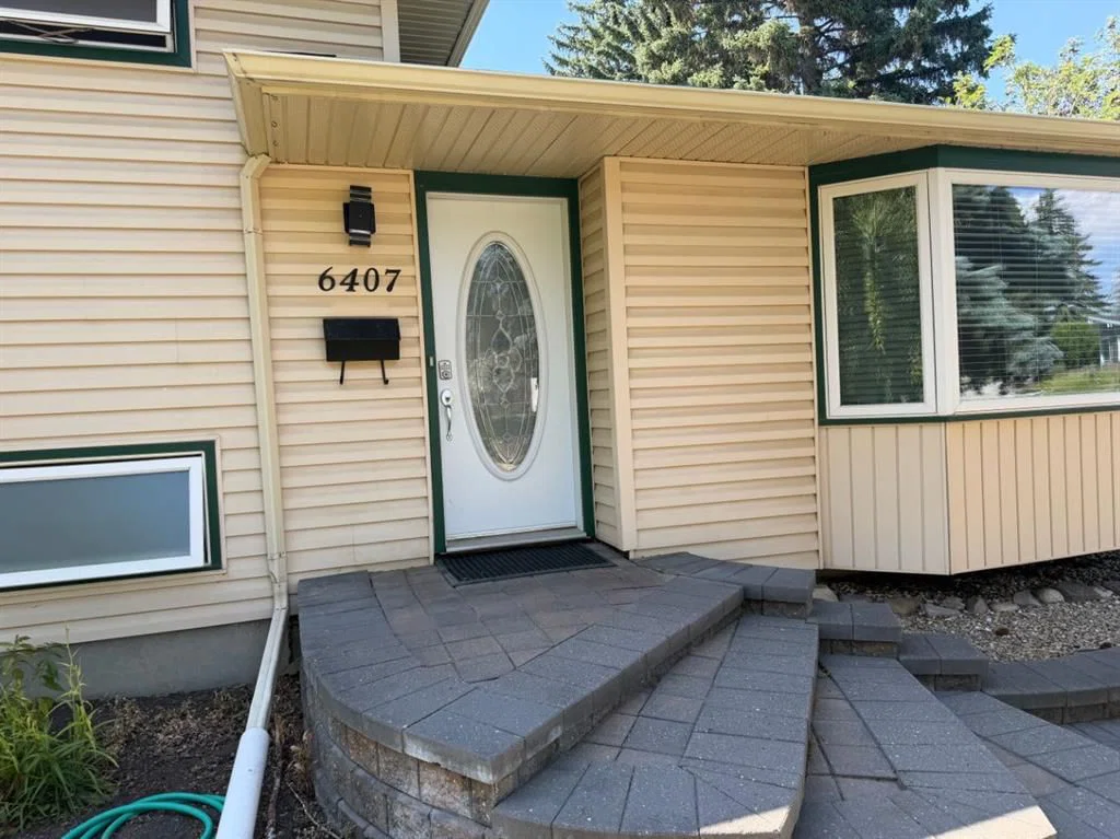 6407 Lombardy Crescent SW, Calgary — photo 5 of 44