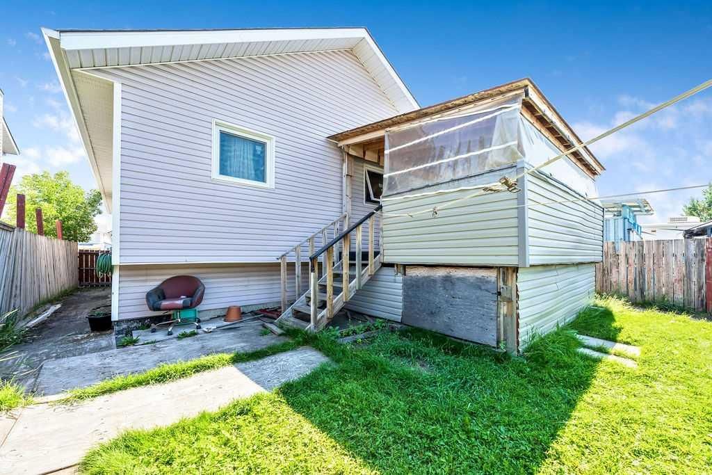 318 Applewood Drive SE, Calgary — photo 2 of 35