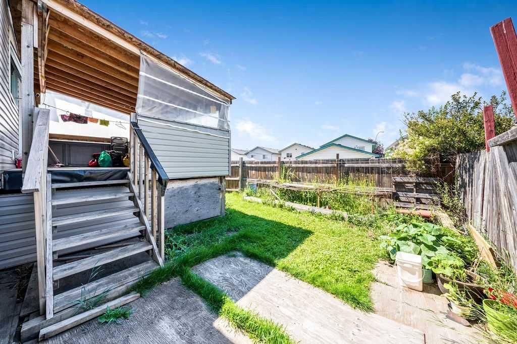 318 Applewood Drive SE, Calgary — photo 3 of 35