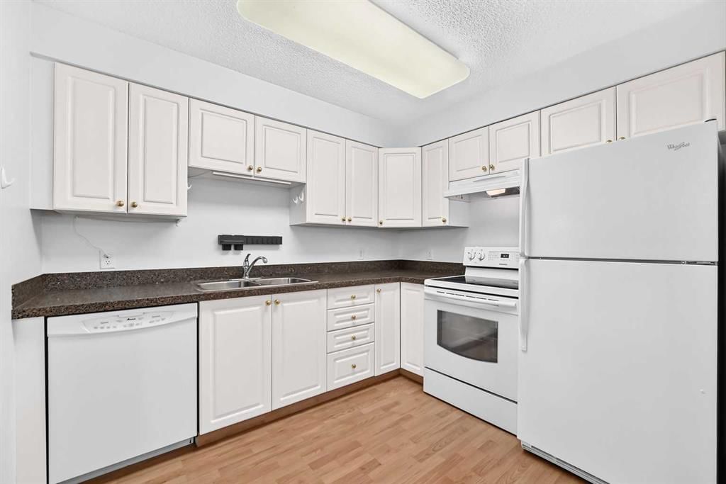 3425, 3000 Millrise Point SW, Calgary — photo 4 of 36