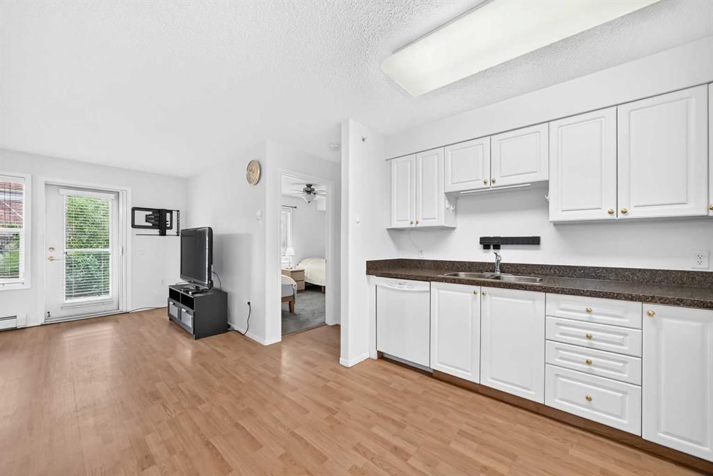 3425, 3000 Millrise Point SW, Calgary — photo 5 of 36