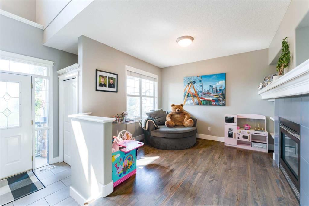 99 Springbluff Boulevard SW, Calgary — photo 3 of 50