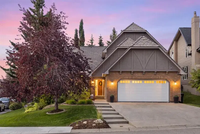 440 Coach Light Bay SW, Calgary — main listing photo