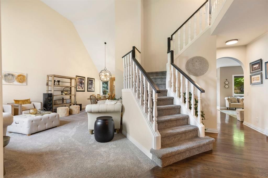 440 Coach Light Bay SW, Calgary — photo 2 of 45
