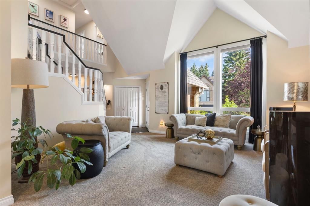440 Coach Light Bay SW, Calgary — photo 5 of 45