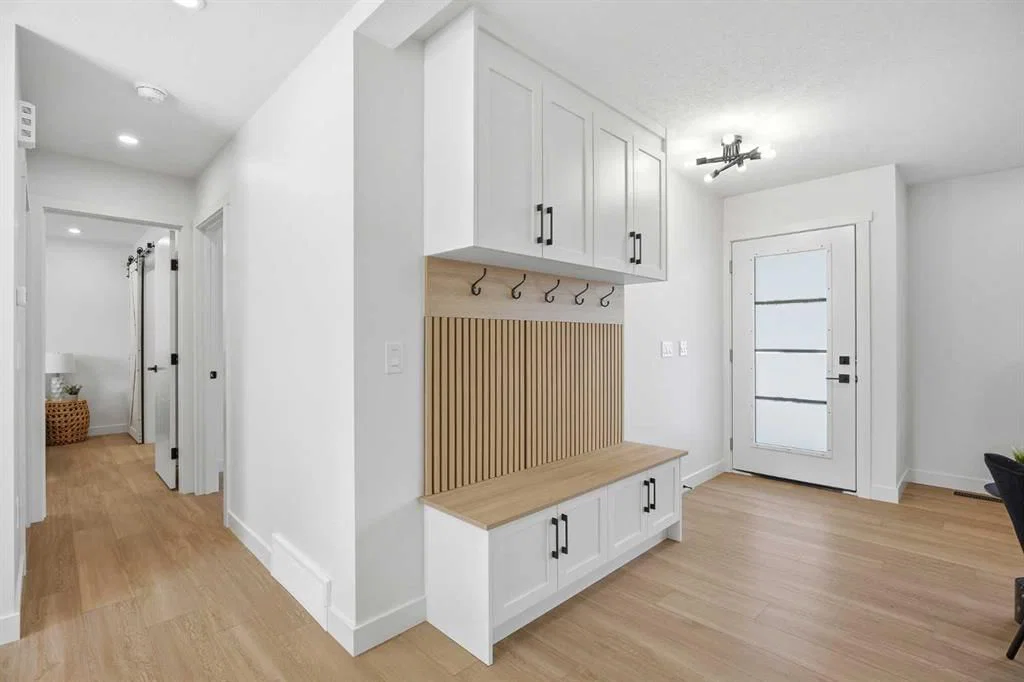 451 Arlington Drive SE, Calgary — photo 5 of 39