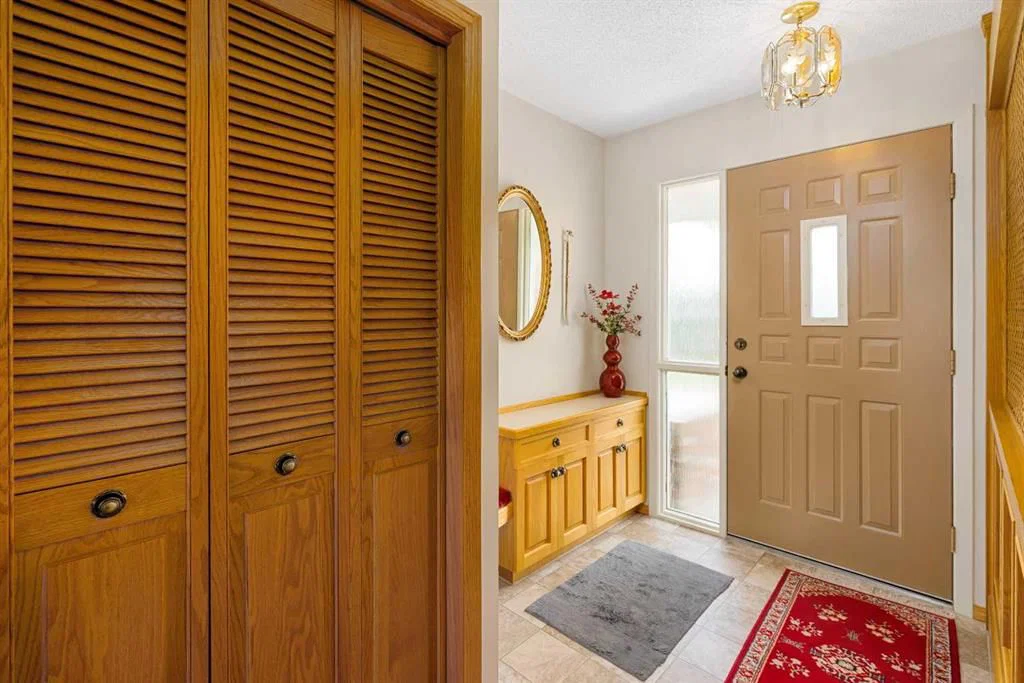 40 Thornlee Crescent NW, Calgary — photo 2 of 50