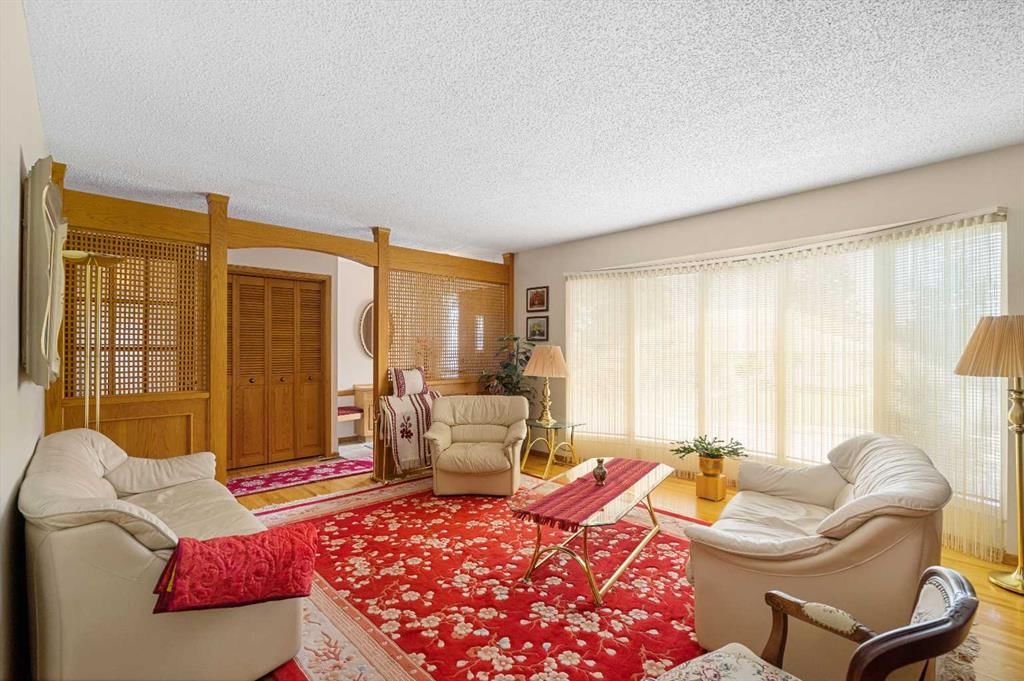 40 Thornlee Crescent NW, Calgary — photo 3 of 50