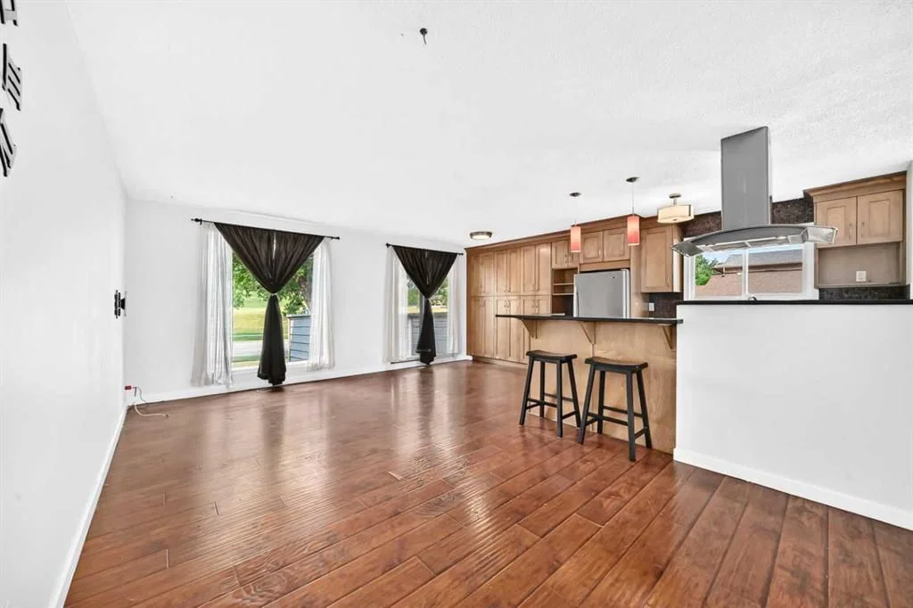 8524 Berwick Road NW, Calgary — photo 4 of 25